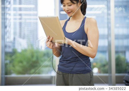 Gym trainer image 34385022