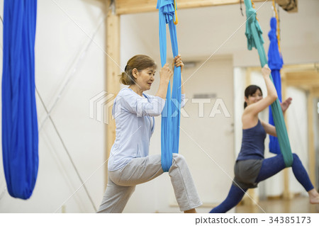教高空婦女的教練空中瑜伽 34385173