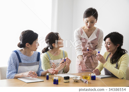 學習中間女性芳香療法 34386554