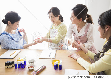 學習中間女性芳香療法 34386563