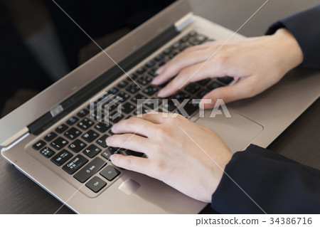 工作在辦公室女商人的婦女擊中計算機 34386716