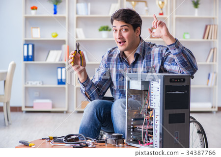 Computer repairman with bright idea gesture 34387766