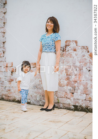mother and child, little child, toddler 34387822