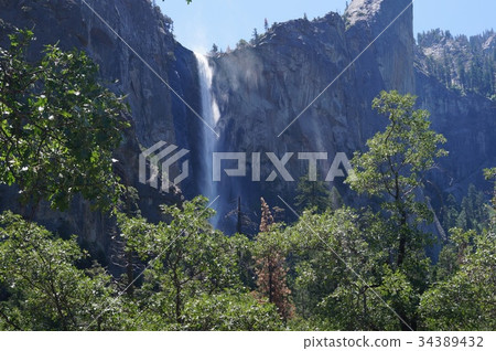 新娘面紗在優勝美地國家公園,美國下跌 新娘面紗在優勝美地國家公園,美國下跌 34389432