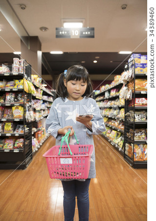 孩子們在超市購物 孩子們在超市購物 34389460