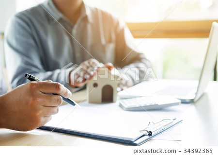 Real estate agent to present the property (house) to customer 34392365