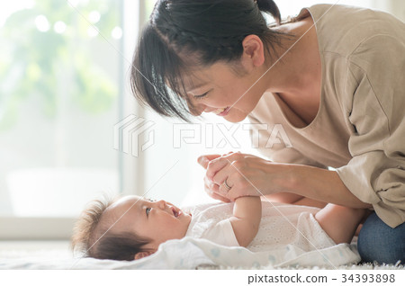 Mum and baby smiling 34393898