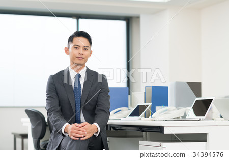 一個年輕的商人 34394576