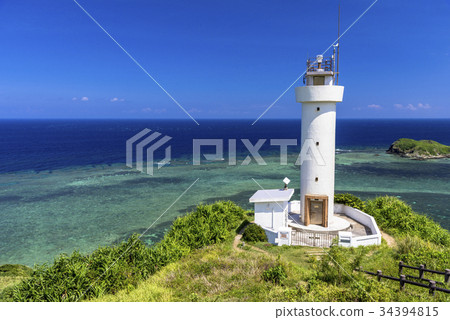 站立在珊瑚礁海背景中的Hirakubosaki燈塔 34394815