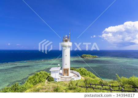 站立在珊瑚礁海背景中的Hirakubosaki燈塔 站立在珊瑚礁海背景中的Hirakubosaki燈塔 34394817