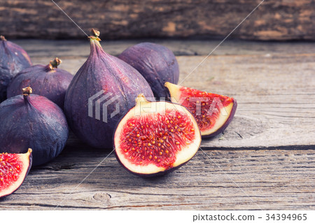 Ripe sweet figs 34394965