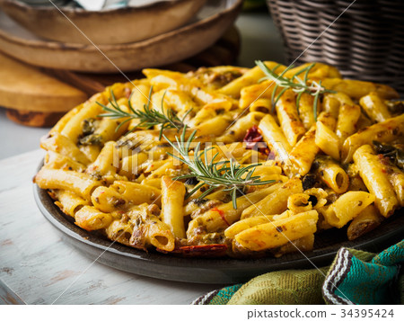 Fried macaroni pizza with bell peppers Fried macaroni pizza with bell peppers 34395424