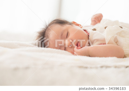 小女孩睡午覺 34396183
