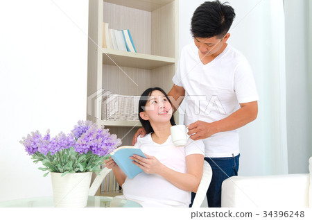 Asian pregnant couple Asian pregnant couple 34396248
