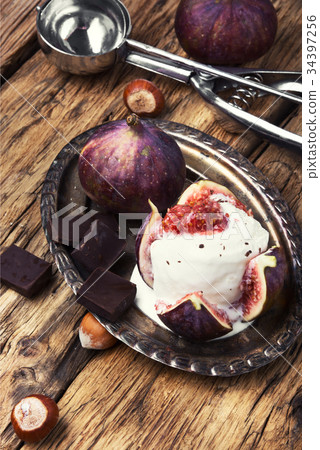 ice cream with figs 34397256