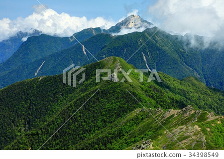 從南阿爾卑斯山和Kitadake Pass線看到的Mt. Kotaro和Clouds Kaikomagatake 從南阿爾卑斯山和Kitadake Pass線看到的Mt. Kotaro和Clouds Kaikomagatake 34398549