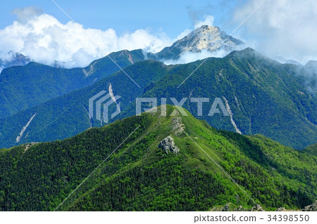 從南阿爾卑斯山和Kitadake Pass線看到的Mt. Kotaro和Clouds Kaikomagatake 從南阿爾卑斯山和Kitadake Pass線看到的Mt. Kotaro和Clouds Kaikomagatake 34398550