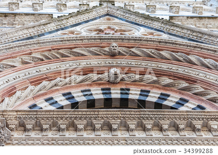 Details facade of Siena Cathedral Duomo di Siena Details facade of Siena Cathedral Duomo di Siena 34399288