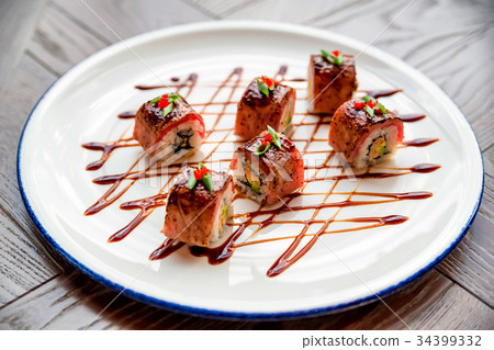 Traditional japanese sushi rolls in restaurant 34399332