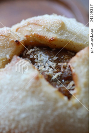 配料豐富的咖哩百吉餅，健康的咖哩麵包 34399357