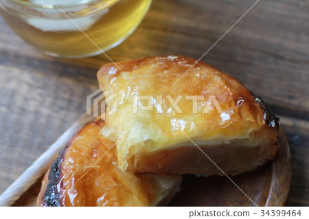 酥脆的蛋奶蘋果派和冰茶 酥脆的蛋奶蘋果派和冰茶 34399464