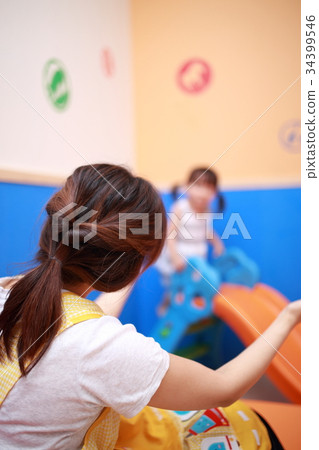 保育園 托兒所兒童女兒兒童媽媽玩具玩具工作父母子女母親女兒事業幻燈片 照片素材 圖片 圖庫