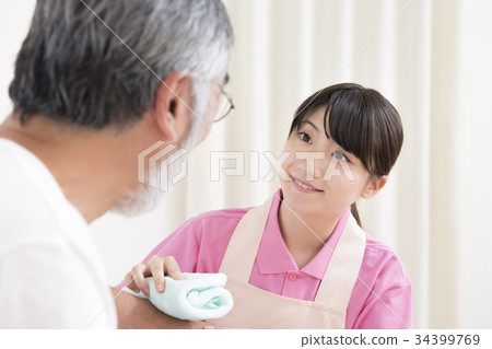 老人護理援助現場清理擦拭身體 老人護理援助現場清理擦拭身體 34399769