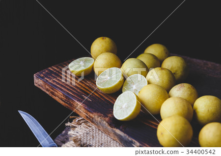 Fresh Yellow Lemons Fresh Yellow Lemons 34400542