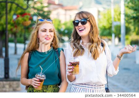 Happy girls walking around the city 34400564