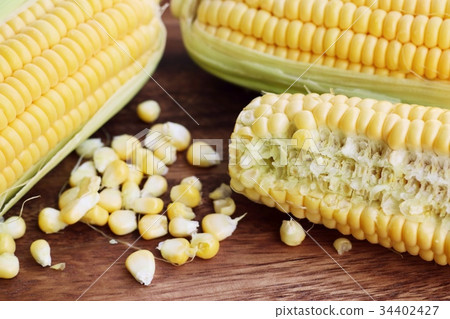 fresh corn 34402427