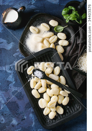 圖庫照片: raw uncooked potato gnocchi