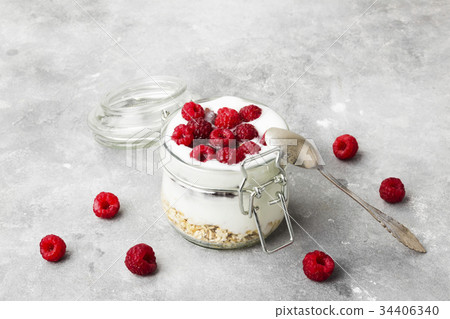 Glanola in glass jar with raspberry 34406340