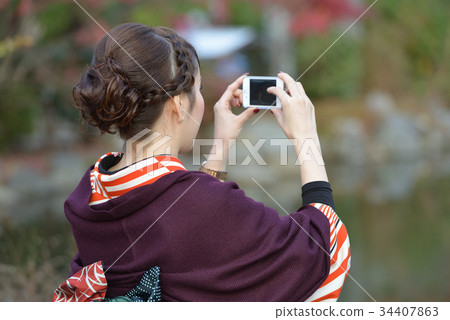 拍與智能手機的婦女一張照片 34407863