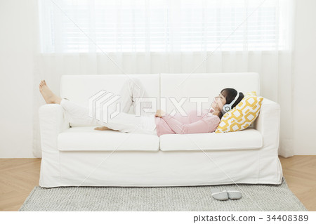 Young woman 34408389