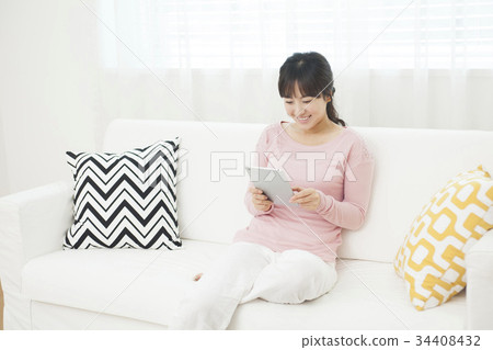 Young girl, iPad mini 34408432