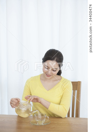 Young woman 34408474