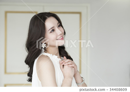 Young woman 34408609