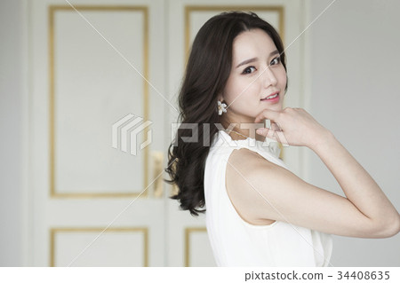 Young woman 34408635