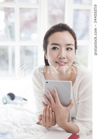 Young girl, iPad mini Young girl, iPad mini 34408859