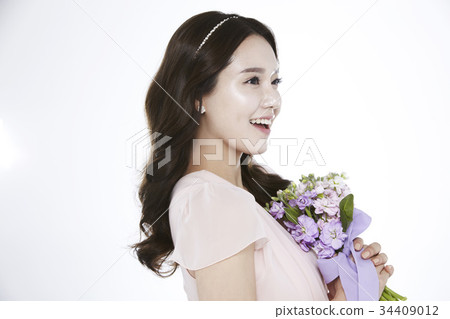 Young woman 34409012