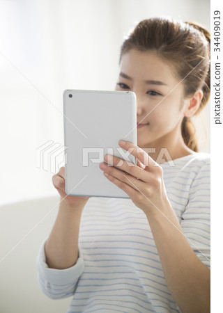 Young girl, iPad mini Young girl, iPad mini 34409019