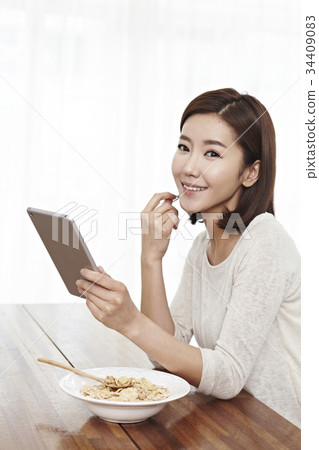 Young girl, iPad mini 34409083