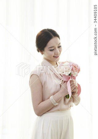 Young woman 34409105