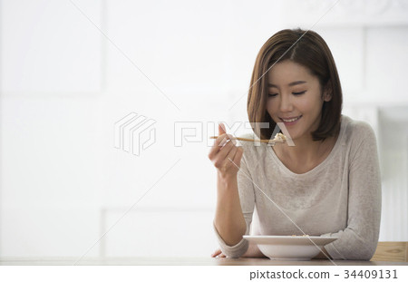 Young woman 34409131