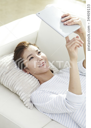 Young girl, iPad mini 34409133