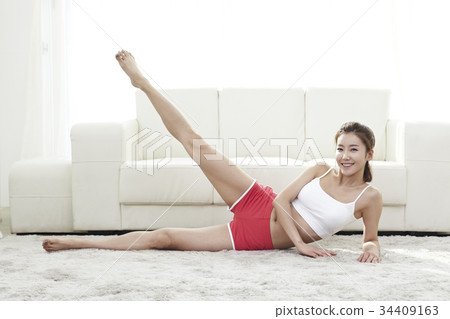 Young woman 34409163