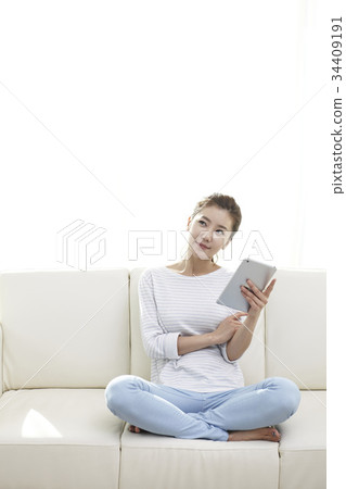 Young girl, iPad mini Young girl, iPad mini 34409191