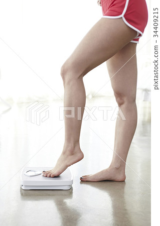 Young woman 34409215