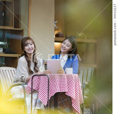 年輕的女人，朋友 34410227