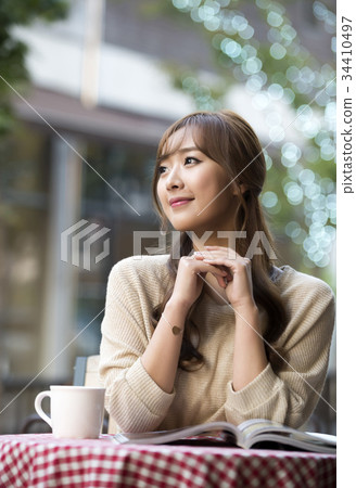 年輕的女人 34410497